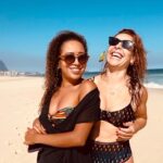 Fernanda Souza Instagram - Eu a @arethaoliveiraoficial tamo com #TBT pra uns 3 anos… Lembranças de uma lindo dia de praia com ela e @xa.real !!! ☀️🌊⛱️ Ps. Nas últimas foto tô usando um trem que comprei na Decathlon!!! que é a melhor coisa do mundo no meu pós praia! 3 amigos já me pediram de presente! Eh mto gostoso de usar! Ps2. Isso não eh publi. Respeita minhas história com a Decathlon que foi criada na pandemia. Até barraca de camping eu comprei. E só acampei uma vez. Vacilo.