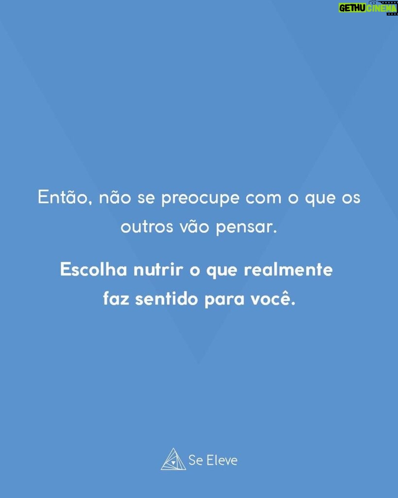 Fernanda Souza Instagram - Para se conhecer, você precisa saber do que você é feito. E, sim, você é feito de energia! ✨ A verdade é que tudo no Universo é composto por uma energia que vibra em diferentes frequências - e isso inclui todos nós. Essa energia pode se manifestar de forma condensada, como no seu corpo físico, que você pode tocar agora; ou de forma livre, em tudo que você não pode ver, não pode tocar, mas pode sentir. Tudo isso compõe o seu corpo energético! E, se tudo é energia, você precisa saber como cuidar melhor da sua! Quer entender mais sobre isso? Venha assistir à nossa série gratuita Autoconhecimento para Iniciantes. Uma série criada com o objetivo de descomplicar o processo de Autoconhecimento e te ajudar a trazê-lo para a sua vida cotidiana de forma simples, leve e prática! Clique no link da Bio e venha com a gente viver essa transformação! 🌀✨