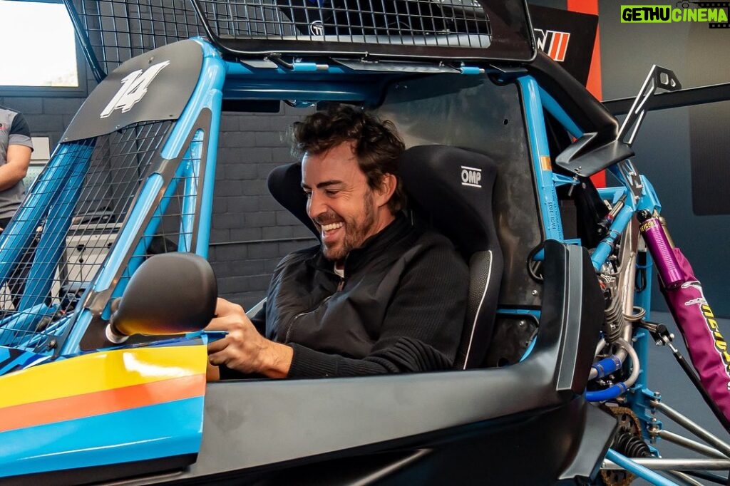 Fernando Alonso Instagram - Sorpresa de las buenas 🙌💙. Añadimos otro “juguete” al Racing workshop en @pastracing_ ! Gracias 🙏 #PASTracing #racing