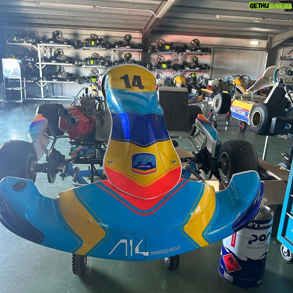 Fernando Alonso Instagram - Día de test en el @circuitomuseofa y récord del circuito. Desde el 2017..😅 que parecía imposible acercarse a los tiempos del campeonato de Europa celebrado aquí, por fin hoy se ha podido bajar. Gracias @dpkracing @fa_alonsokart 💙💛❤️. #karting #dpk #FAkart #iame