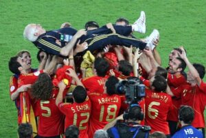 Fernando Torres Instagram - Hoy se cumplen años del éxito de un grupo que empezó una etapa legendaria, demostrando que la victoria se consigue con todos juntos y unidos. Vamos @sefutbol , a por el siguiente reto!

#SomosEspaña #EternoLuis