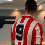Fernando Torres Instagram - Regalo lleno de sentimientos de parte de @atmcollect1903 . El 9 del @atleticodemadrid . Muchas gracias 🔴⚪️🔴⚪️🔴 #forzaatleti Nine Fitness