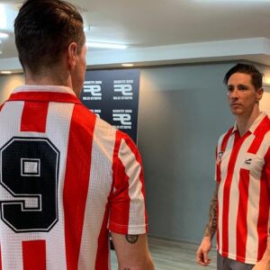 Fernando Torres Instagram - Regalo lleno de sentimientos de parte de @atmcollect1903 .
El 9 del @atleticodemadrid . Muchas gracias 🔴⚪️🔴⚪️🔴
#forzaatleti
