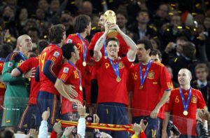 Fernando Torres Instagram - Tocamos el cielo en Sudáfrica, hace once años, para poner una estrella en nuestro escudo. Volverán mas éxitos.

We touched the sky in Southafrica 11 years ago, winning a star for our badge. More successes will come.

#OTD #11YearsAgo @sefutbol