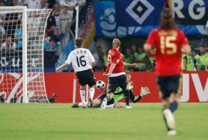 Fernando Torres Instagram - Hoy se cumplen años del éxito de un grupo que empezó una etapa legendaria, demostrando que la victoria se consigue con todos juntos y unidos. Vamos @sefutbol , a por el siguiente reto!

#SomosEspaña #EternoLuis