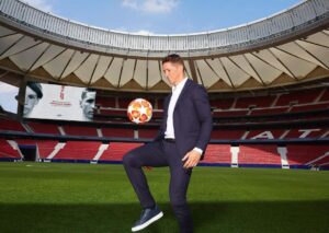 Fernando Torres Instagram - Un placer volver a pisar el Metropolitano para presentar la historia que siempre quise contar. Una historia de Fútbol y Vida. No te la pierdas en Amazon @PrimeVideoES

🇬🇧 It’s a pleasure to be back at the Metropolitano for the presentation of the story I’ve always wanted to tell. A story of Football and Life. Don’t miss it on Amazon @PrimeVideoUK