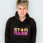 Filip Zabielski Instagram - Właśnie wystartował mój pierwszy drop ubrań! 😄 Bardzo się cieszę z tego powodu. Poświęciłem dużo czasu na sprawdzenie i dobór materiałów aby bluzy wyszły jak najlepsze! ❤️ Na początek zrobiłem czarną bluze z logien STAR HOUSE oraz czarną i niebieską z koroną! Mam nadzieje, że Wam się podobają. Bluzy możecie już teraz kupić i na 100% dojdą przed Świętami do Was! Link jest w bio oraz na moim instastory 😄💓