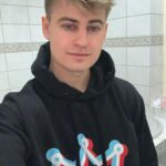 Filip Zabielski Instagram - Właśnie wystartował mój pierwszy drop ubrań! 😄 Bardzo się cieszę z tego powodu. Poświęciłem dużo czasu na sprawdzenie i dobór materiałów aby bluzy wyszły jak najlepsze! ❤️ Na początek zrobiłem czarną bluze z logien STAR HOUSE oraz czarną i niebieską z koroną! Mam nadzieje, że Wam się podobają. Bluzy możecie już teraz kupić i na 100% dojdą przed Świętami do Was! Link jest w bio oraz na moim instastory 😄💓