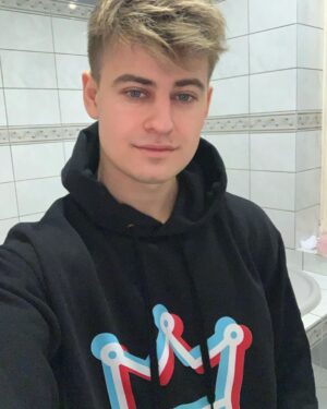 Filip Zabielski Instagram - Właśnie wystartował mój pierwszy drop ubrań! 😄
Bardzo się cieszę z tego powodu. Poświęciłem dużo czasu na sprawdzenie i dobór materiałów aby bluzy wyszły jak najlepsze! ❤️
Na początek zrobiłem czarną bluze z logien STAR HOUSE oraz czarną i niebieską z koroną!
Mam nadzieje, że Wam się podobają.
Bluzy możecie już teraz kupić i na 100% dojdą przed Świętami do Was!
Link jest w bio oraz na moim instastory 😄💓