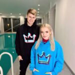 Filip Zabielski Instagram - Właśnie wystartował mój pierwszy drop ubrań! 😄 Bardzo się cieszę z tego powodu. Poświęciłem dużo czasu na sprawdzenie i dobór materiałów aby bluzy wyszły jak najlepsze! ❤️ Na początek zrobiłem czarną bluze z logien STAR HOUSE oraz czarną i niebieską z koroną! Mam nadzieje, że Wam się podobają. Bluzy możecie już teraz kupić i na 100% dojdą przed Świętami do Was! Link jest w bio oraz na moim instastory 😄💓
