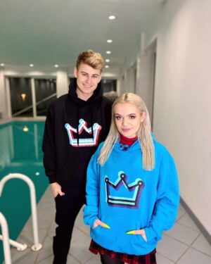 Filip Zabielski Instagram - Właśnie wystartował mój pierwszy drop ubrań! 😄
Bardzo się cieszę z tego powodu. Poświęciłem dużo czasu na sprawdzenie i dobór materiałów aby bluzy wyszły jak najlepsze! ❤️
Na początek zrobiłem czarną bluze z logien STAR HOUSE oraz czarną i niebieską z koroną!
Mam nadzieje, że Wam się podobają.
Bluzy możecie już teraz kupić i na 100% dojdą przed Świętami do Was!
Link jest w bio oraz na moim instastory 😄💓