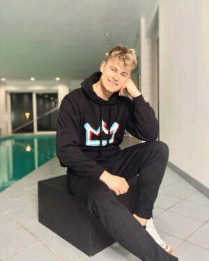 Filip Zabielski Instagram - Właśnie wystartował mój pierwszy drop ubrań! 😄
Bardzo się cieszę z tego powodu. Poświęciłem dużo czasu na sprawdzenie i dobór materiałów aby bluzy wyszły jak najlepsze! ❤️
Na początek zrobiłem czarną bluze z logien STAR HOUSE oraz czarną i niebieską z koroną!
Mam nadzieje, że Wam się podobają.
Bluzy możecie już teraz kupić i na 100% dojdą przed Świętami do Was!
Link jest w bio oraz na moim instastory 😄💓