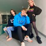 Filip Zabielski Instagram - Właśnie wystartował mój pierwszy drop ubrań! 😄 Bardzo się cieszę z tego powodu. Poświęciłem dużo czasu na sprawdzenie i dobór materiałów aby bluzy wyszły jak najlepsze! ❤️ Na początek zrobiłem czarną bluze z logien STAR HOUSE oraz czarną i niebieską z koroną! Mam nadzieje, że Wam się podobają. Bluzy możecie już teraz kupić i na 100% dojdą przed Świętami do Was! Link jest w bio oraz na moim instastory 😄💓
