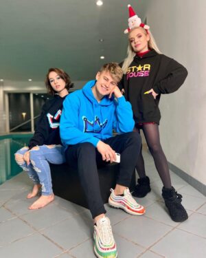 Filip Zabielski Instagram - Właśnie wystartował mój pierwszy drop ubrań! 😄
Bardzo się cieszę z tego powodu. Poświęciłem dużo czasu na sprawdzenie i dobór materiałów aby bluzy wyszły jak najlepsze! ❤️
Na początek zrobiłem czarną bluze z logien STAR HOUSE oraz czarną i niebieską z koroną!
Mam nadzieje, że Wam się podobają.
Bluzy możecie już teraz kupić i na 100% dojdą przed Świętami do Was!
Link jest w bio oraz na moim instastory 😄💓