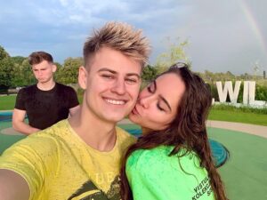 Filip Zabielski Instagram - Siemaneczko ziomeczki 😂
właśnie sobie robiłem porządki w galerii zdjęc i znalazłem tą fotkę 💖
Mina Adama w tle bezcenna 😃
Zapraszam Was też do obejrzenia filmiku w karuzeli. Dodałem go już wcześniej ale instagram mi go usunął chyba dlatego bo dałem muzykę z prawami autorskimi. 
Film ma na celu pokazanie, że papierosy i e-papierosy to fałszywi przyjaciele i niosą ze sobą same minusy. Z racji tego, że obserwuje mnie dużo młodych osób to chce uświadamiać o tym, że palenie jest bardzo szkodliwe i nie warto.
Możecie wpaść na profil @stopfejkfriends.pl aby dowiedzieć się więcej o akcji 😇❤️