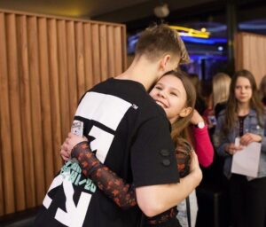 Filip Zabielski Instagram - Ten post jest skierowany do Was ❤️
ostatnio tak się zastanawialem nad tym co robie w internecie... i 
Zrobilo mi się ciepło od środka jak zacząlem sobie myślec o Was 🥺 o tych wszystkich eventach z Wami, miłych słowach, miłych komentarzach i wszystkich fotkach i tiktoksach wspolnych. ja naprawdę mega doceniam to że jesteście ze mną. Zawsze gdy mi smutno wystarczy że poczytam sobie miłe komentarze od was i od razu mi lepiej ❤️
jestem mega szczęściarzem że mam takie liczne Grono fanów 💖 
piszę to wszystko prosto z serca, nie zatanawiam sie czy zdania beda poprawnie zlozone i czy beda bledy. 
Po prostu chce Wam przekazac ze serio serio jestem mega wdzieczny za wasze wsparcie 💖
szczerze to uważam że gdyby nie wy to moje zycie moglo byc po prostu o wiele gorsze. A teraz jestem mega szczesliwy z tego jak jest. chcę tworzyć coraz lepsze materiały dla was! Przekazywac wiecej energi i smiechu! przekazywac wartości i tez Was czegos uczyć! 🥺💖💖 tutaj dodaje kilka zdjęć z eventów które mega dobrze wspominam😍jeszcze raz mega mega wam dziękuję, ze jestescie!!! naprawdę 💓💓💓💓