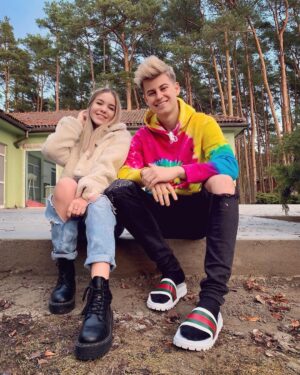 Filip Zabielski Instagram - Nasz dom „TikTokerów” ostatnio odwiedziła @antoninaflak 💖
Jaki wspólny odcinek na youtube byście chcieli obejrzeć w naszym wykonaniu? 😆