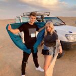 Filip Zabielski Instagram - Jechaliśmy na środek pystyni Sahara i w połowie drogi pękła nam opona. Na początku trochę się przestraszyliśmy, że bedą kłopoty ale na szczęście była opona zapasowa 😎Skorzystaliśmy z okazji i porobiliśmy trochę fotek 🔥 Które zdjęcie Wam się najbardziej podoba? 💓 #discovertunisia #tunisia #tunezja #zakochaniwtunezji #sunfun #sunfunholidays @sunfunholidays @discover_tunisia Sahara Tunisia - Desert