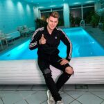 Filip Zabielski Instagram - Moi kochani już oficjalnie mogę Wam powiedzieć, że przeprowadziłem się do nowego domu 😍🏠 Nie będę mieszkał tu sam... chyba bym zwariował... 😂 Razem ze mną mieszkają moi znajomi, których możecie kojarzyć z internetu🤪 Kto ogląda na bieżąco mnie tutaj i na TikToku juz zna kilku moich współlokatorów haha💓 Będziemy razem mieszkać i połączymy nasze siły aby się rozwijać. Należe do tych osób, które nie lubią gadać lecz wolą działać 😎🔥 Zobaczycie wkrótce co się będzie działo! Pozdrawiam Was i dziękuję, że ze mną jesteście. 💓😭