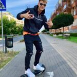 Filip Zabielski Instagram - Śmigam sobię po Warszawce 🔥 Dzięki @mantapolska za deskę 💪🏻 Warsaw, Poland