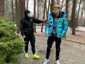 Filip Zabielski Instagram - Siemaneczko ziomeczki 😂
właśnie sobie robiłem porządki w galerii zdjęc i znalazłem tą fotkę 💖
Mina Adama w tle bezcenna 😃
Zapraszam Was też do obejrzenia filmiku w karuzeli. Dodałem go już wcześniej ale instagram mi go usunął chyba dlatego bo dałem muzykę z prawami autorskimi. 
Film ma na celu pokazanie, że papierosy i e-papierosy to fałszywi przyjaciele i niosą ze sobą same minusy. Z racji tego, że obserwuje mnie dużo młodych osób to chce uświadamiać o tym, że palenie jest bardzo szkodliwe i nie warto.
Możecie wpaść na profil @stopfejkfriends.pl aby dowiedzieć się więcej o akcji 😇❤️