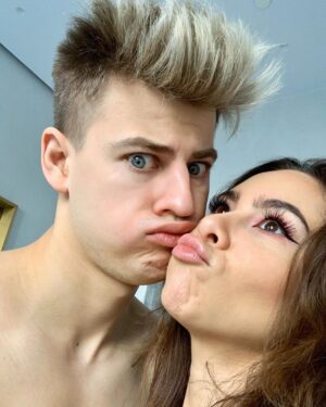 Filip Zabielski Instagram - Model i modelka 😂
#love 😻