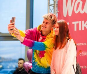 Filip Zabielski Instagram - Ten post jest skierowany do Was ❤️
ostatnio tak się zastanawialem nad tym co robie w internecie... i 
Zrobilo mi się ciepło od środka jak zacząlem sobie myślec o Was 🥺 o tych wszystkich eventach z Wami, miłych słowach, miłych komentarzach i wszystkich fotkach i tiktoksach wspolnych. ja naprawdę mega doceniam to że jesteście ze mną. Zawsze gdy mi smutno wystarczy że poczytam sobie miłe komentarze od was i od razu mi lepiej ❤️
jestem mega szczęściarzem że mam takie liczne Grono fanów 💖 
piszę to wszystko prosto z serca, nie zatanawiam sie czy zdania beda poprawnie zlozone i czy beda bledy. 
Po prostu chce Wam przekazac ze serio serio jestem mega wdzieczny za wasze wsparcie 💖
szczerze to uważam że gdyby nie wy to moje zycie moglo byc po prostu o wiele gorsze. A teraz jestem mega szczesliwy z tego jak jest. chcę tworzyć coraz lepsze materiały dla was! Przekazywac wiecej energi i smiechu! przekazywac wartości i tez Was czegos uczyć! 🥺💖💖 tutaj dodaje kilka zdjęć z eventów które mega dobrze wspominam😍jeszcze raz mega mega wam dziękuję, ze jestescie!!! naprawdę 💓💓💓💓