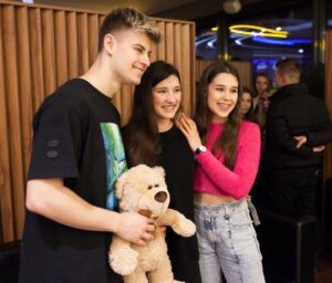 Filip Zabielski Instagram - Ten post jest skierowany do Was ❤️
ostatnio tak się zastanawialem nad tym co robie w internecie... i 
Zrobilo mi się ciepło od środka jak zacząlem sobie myślec o Was 🥺 o tych wszystkich eventach z Wami, miłych słowach, miłych komentarzach i wszystkich fotkach i tiktoksach wspolnych. ja naprawdę mega doceniam to że jesteście ze mną. Zawsze gdy mi smutno wystarczy że poczytam sobie miłe komentarze od was i od razu mi lepiej ❤️
jestem mega szczęściarzem że mam takie liczne Grono fanów 💖 
piszę to wszystko prosto z serca, nie zatanawiam sie czy zdania beda poprawnie zlozone i czy beda bledy. 
Po prostu chce Wam przekazac ze serio serio jestem mega wdzieczny za wasze wsparcie 💖
szczerze to uważam że gdyby nie wy to moje zycie moglo byc po prostu o wiele gorsze. A teraz jestem mega szczesliwy z tego jak jest. chcę tworzyć coraz lepsze materiały dla was! Przekazywac wiecej energi i smiechu! przekazywac wartości i tez Was czegos uczyć! 🥺💖💖 tutaj dodaje kilka zdjęć z eventów które mega dobrze wspominam😍jeszcze raz mega mega wam dziękuję, ze jestescie!!! naprawdę 💓💓💓💓