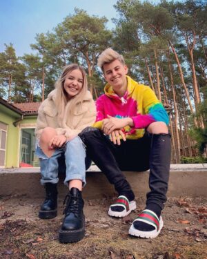 Filip Zabielski Instagram - Nasz dom „TikTokerów” ostatnio odwiedziła @antoninaflak 💖
Jaki wspólny odcinek na youtube byście chcieli obejrzeć w naszym wykonaniu? 😆