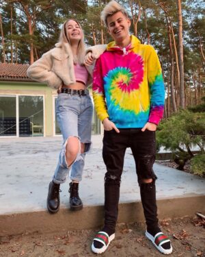 Filip Zabielski Instagram - Nasz dom „TikTokerów” ostatnio odwiedziła @antoninaflak 💖
Jaki wspólny odcinek na youtube byście chcieli obejrzeć w naszym wykonaniu? 😆