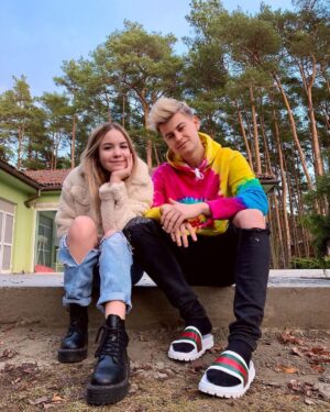 Filip Zabielski Instagram - Nasz dom „TikTokerów” ostatnio odwiedziła @antoninaflak 💖
Jaki wspólny odcinek na youtube byście chcieli obejrzeć w naszym wykonaniu? 😆