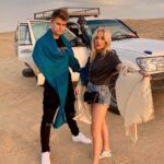 Filip Zabielski Instagram - Jechaliśmy na środek pystyni Sahara i w połowie drogi pękła nam opona. Na początku trochę się przestraszyliśmy, że bedą kłopoty ale na szczęście była opona zapasowa 😎Skorzystaliśmy z okazji i porobiliśmy trochę fotek 🔥 Które zdjęcie Wam się najbardziej podoba? 💓 #discovertunisia #tunisia #tunezja #zakochaniwtunezji #sunfun #sunfunholidays @sunfunholidays @discover_tunisia Sahara Tunisia - Desert