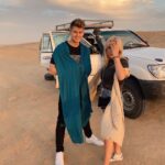 Filip Zabielski Instagram - Jechaliśmy na środek pystyni Sahara i w połowie drogi pękła nam opona. Na początku trochę się przestraszyliśmy, że bedą kłopoty ale na szczęście była opona zapasowa 😎Skorzystaliśmy z okazji i porobiliśmy trochę fotek 🔥 Które zdjęcie Wam się najbardziej podoba? 💓 #discovertunisia #tunisia #tunezja #zakochaniwtunezji #sunfun #sunfunholidays @sunfunholidays @discover_tunisia Sahara Tunisia - Desert