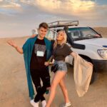 Filip Zabielski Instagram - Jechaliśmy na środek pystyni Sahara i w połowie drogi pękła nam opona. Na początku trochę się przestraszyliśmy, że bedą kłopoty ale na szczęście była opona zapasowa 😎Skorzystaliśmy z okazji i porobiliśmy trochę fotek 🔥 Które zdjęcie Wam się najbardziej podoba? 💓 #discovertunisia #tunisia #tunezja #zakochaniwtunezji #sunfun #sunfunholidays @sunfunholidays @discover_tunisia Sahara Tunisia - Desert