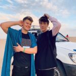 Filip Zabielski Instagram - Jechaliśmy na środek pystyni Sahara i w połowie drogi pękła nam opona. Na początku trochę się przestraszyliśmy, że bedą kłopoty ale na szczęście była opona zapasowa 😎Skorzystaliśmy z okazji i porobiliśmy trochę fotek 🔥 Które zdjęcie Wam się najbardziej podoba? 💓 #discovertunisia #tunisia #tunezja #zakochaniwtunezji #sunfun #sunfunholidays @sunfunholidays @discover_tunisia Sahara Tunisia - Desert