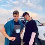 Filip Zabielski Instagram - Jechaliśmy na środek pystyni Sahara i w połowie drogi pękła nam opona. Na początku trochę się przestraszyliśmy, że bedą kłopoty ale na szczęście była opona zapasowa 😎Skorzystaliśmy z okazji i porobiliśmy trochę fotek 🔥 Które zdjęcie Wam się najbardziej podoba? 💓 #discovertunisia #tunisia #tunezja #zakochaniwtunezji #sunfun #sunfunholidays @sunfunholidays @discover_tunisia Sahara Tunisia - Desert