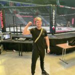 Filip Zabielski Instagram - Dzisiaj o 12:00 dostałem pytanie czy jestem w stanie walczyć jutro na gali @famemmatv w zastępstwie za Boxdela z Maksymem. Wcześniej miałem 3 tygodnie na przygotowanie a teraz mam 1 dzień 😂 Lubię wyzwania i uważam, że w życiu trzeba korzystać z takich okazji więc wsiadłem w samochód i jak najszybciej przyjechałem. Jutro na Arenie będzie mnie oglądać 12 tysięcy ludzi na żywo. Jest to dla mnie bardzo stresujące ale też i jednocześnie jestem podekscytowany. Nie będzie to łatwe zadanie ponieważ mój przeciwnik jest ponad 10kg cięższy i długo się przygotowywał. Mimo wszystko wierze w siebie bo w innym wypadku nie ma sensu wchodzić do oktagonu. Mam nadzieje, że dostarczę Wam jutro jak najwięcej emocji. ♥️ PreZero Arena Gliwice