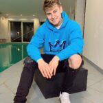 Filip Zabielski Instagram - Właśnie wystartował mój pierwszy drop ubrań! 😄 Bardzo się cieszę z tego powodu. Poświęciłem dużo czasu na sprawdzenie i dobór materiałów aby bluzy wyszły jak najlepsze! ❤️ Na początek zrobiłem czarną bluze z logien STAR HOUSE oraz czarną i niebieską z koroną! Mam nadzieje, że Wam się podobają. Bluzy możecie już teraz kupić i na 100% dojdą przed Świętami do Was! Link jest w bio oraz na moim instastory 😄💓