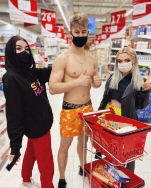 Filip Zabielski Instagram - Dzisiaj przez 24h chodziłem w kąpielówkach XD
Film jutro na Kanale 🤪