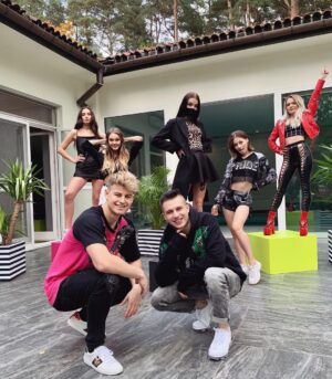 Filip Zabielski Instagram - My z Alexem to mamy dobrze...
Tyle fajnych dziewczyn dookoła 🙈
Kto wbija do domu na basen i „łyczka martini”? 😂😏