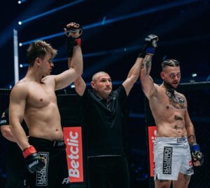 Filip Zabielski Instagram - Zremisowałem ale czuję się jak WYGRANY! 😃
Szkoda, że niesłusznie odjeli mi jeden punkt za nieumyślne kopnięcie. Powinien dostać ostrzeżenie 😢
Dziękuję każdemu za miłe słowa w wiadomościach i na żywo!
Dziękuję gali @famemmatv za możliwość walczenia przy tak wielkiej publiczności, tylko pls dajcie mi następym razem znaka wcześniej 😂
Dziękuję @maksym_ziolkowski  za dobrą bitkę.
Oczywiście mega MEGA podziękowania dla mojego trenera @marek.michaluk oraz dla @mrszalast 🔥
Tak jak mówiłem, o walce dowiedziałem się dzień wcześniej. Lubię wyzwania dlatego nie zastanawiałem się i już następnego dnia walczyłem.
Mimo, że nie trenowałem dużo mam nadzieje, że widać jakiś progress.
Jeszcze raz bardzo dziękuję, dla takich chwil się żyje! 😍