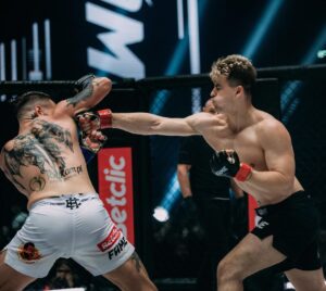 Filip Zabielski Instagram - Zremisowałem ale czuję się jak WYGRANY! 😃
Szkoda, że niesłusznie odjeli mi jeden punkt za nieumyślne kopnięcie. Powinien dostać ostrzeżenie 😢
Dziękuję każdemu za miłe słowa w wiadomościach i na żywo!
Dziękuję gali @famemmatv za możliwość walczenia przy tak wielkiej publiczności, tylko pls dajcie mi następym razem znaka wcześniej 😂
Dziękuję @maksym_ziolkowski  za dobrą bitkę.
Oczywiście mega MEGA podziękowania dla mojego trenera @marek.michaluk oraz dla @mrszalast 🔥
Tak jak mówiłem, o walce dowiedziałem się dzień wcześniej. Lubię wyzwania dlatego nie zastanawiałem się i już następnego dnia walczyłem.
Mimo, że nie trenowałem dużo mam nadzieje, że widać jakiś progress.
Jeszcze raz bardzo dziękuję, dla takich chwil się żyje! 😍