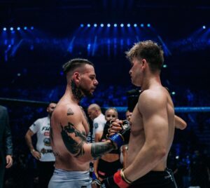 Filip Zabielski Instagram - Zremisowałem ale czuję się jak WYGRANY! 😃
Szkoda, że niesłusznie odjeli mi jeden punkt za nieumyślne kopnięcie. Powinien dostać ostrzeżenie 😢
Dziękuję każdemu za miłe słowa w wiadomościach i na żywo!
Dziękuję gali @famemmatv za możliwość walczenia przy tak wielkiej publiczności, tylko pls dajcie mi następym razem znaka wcześniej 😂
Dziękuję @maksym_ziolkowski  za dobrą bitkę.
Oczywiście mega MEGA podziękowania dla mojego trenera @marek.michaluk oraz dla @mrszalast 🔥
Tak jak mówiłem, o walce dowiedziałem się dzień wcześniej. Lubię wyzwania dlatego nie zastanawiałem się i już następnego dnia walczyłem.
Mimo, że nie trenowałem dużo mam nadzieje, że widać jakiś progress.
Jeszcze raz bardzo dziękuję, dla takich chwil się żyje! 😍