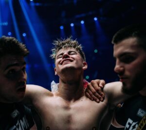 Filip Zabielski Instagram - Zremisowałem ale czuję się jak WYGRANY! 😃
Szkoda, że niesłusznie odjeli mi jeden punkt za nieumyślne kopnięcie. Powinien dostać ostrzeżenie 😢
Dziękuję każdemu za miłe słowa w wiadomościach i na żywo!
Dziękuję gali @famemmatv za możliwość walczenia przy tak wielkiej publiczności, tylko pls dajcie mi następym razem znaka wcześniej 😂
Dziękuję @maksym_ziolkowski  za dobrą bitkę.
Oczywiście mega MEGA podziękowania dla mojego trenera @marek.michaluk oraz dla @mrszalast 🔥
Tak jak mówiłem, o walce dowiedziałem się dzień wcześniej. Lubię wyzwania dlatego nie zastanawiałem się i już następnego dnia walczyłem.
Mimo, że nie trenowałem dużo mam nadzieje, że widać jakiś progress.
Jeszcze raz bardzo dziękuję, dla takich chwil się żyje! 😍