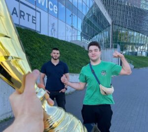Filip Zabielski Instagram - Zremisowałem ale czuję się jak WYGRANY! 😃
Szkoda, że niesłusznie odjeli mi jeden punkt za nieumyślne kopnięcie. Powinien dostać ostrzeżenie 😢
Dziękuję każdemu za miłe słowa w wiadomościach i na żywo!
Dziękuję gali @famemmatv za możliwość walczenia przy tak wielkiej publiczności, tylko pls dajcie mi następym razem znaka wcześniej 😂
Dziękuję @maksym_ziolkowski  za dobrą bitkę.
Oczywiście mega MEGA podziękowania dla mojego trenera @marek.michaluk oraz dla @mrszalast 🔥
Tak jak mówiłem, o walce dowiedziałem się dzień wcześniej. Lubię wyzwania dlatego nie zastanawiałem się i już następnego dnia walczyłem.
Mimo, że nie trenowałem dużo mam nadzieje, że widać jakiś progress.
Jeszcze raz bardzo dziękuję, dla takich chwil się żyje! 😍