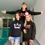 Filip Zabielski Instagram - Właśnie wystartował mój pierwszy drop ubrań! 😄 Bardzo się cieszę z tego powodu. Poświęciłem dużo czasu na sprawdzenie i dobór materiałów aby bluzy wyszły jak najlepsze! ❤️ Na początek zrobiłem czarną bluze z logien STAR HOUSE oraz czarną i niebieską z koroną! Mam nadzieje, że Wam się podobają. Bluzy możecie już teraz kupić i na 100% dojdą przed Świętami do Was! Link jest w bio oraz na moim instastory 😄💓