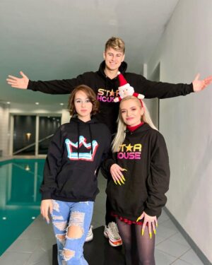 Filip Zabielski Instagram - Właśnie wystartował mój pierwszy drop ubrań! 😄
Bardzo się cieszę z tego powodu. Poświęciłem dużo czasu na sprawdzenie i dobór materiałów aby bluzy wyszły jak najlepsze! ❤️
Na początek zrobiłem czarną bluze z logien STAR HOUSE oraz czarną i niebieską z koroną!
Mam nadzieje, że Wam się podobają.
Bluzy możecie już teraz kupić i na 100% dojdą przed Świętami do Was!
Link jest w bio oraz na moim instastory 😄💓