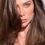 Flavia Pavanelli Instagram - É tempo de mudança. Encerro mais um ciclo confiante e ao lado de uma marca que tanto admiro: L’Óreal Paris Com ajuda de “Casting Creme Gloss Poder Iluminador” finalizo esse ano (praticamente) com uma dose extra de brilho. A fórmula é sem amônia e dura até 32 lavagens enquanto a geleia real deixa o cabelo mais nutrido e com 4x mais brilho! #LorealParis #CastingCremeGloss #PoderIluminador #LorealParisHaircare @LorealParis São Paulo, Brazil