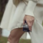 Flavia Pavanelli Instagram - Se essa época do ano tivesse um cheiro, eu diria que ele é o My Way Parfum de Giorgio Armani. Amo a combinação de flores brancas super fresquinhas com a sensação comfy da baunilha. Além da fragrância deliciosa, eles ainda tem um projeto de sustentabilidade, desde a coleta dos seus ingredientes até o momento que ele chega nas prateleiras… incrível, né? Nesse Natal presenteie as mulher da sua vida com My Way! 🎄 pubIi