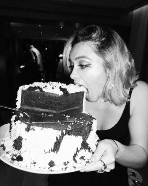 Florence Pugh Instagram - Well that was beautiful. 
The 3rd of Jan is always so crap as no one wants to do anything but splodge and nurse their NYE hangover. Every year I’m astonished friends want to do anything! I’m so unbelievably grateful to all of you who came, it’s always a surprise! Beautiful people, beautiful way to start the year, beautiful day. 
Thank you to all of you who wished me well on my special day. I received them all and send kisses right back. 
Thank you @thestandardlondon for hosting such a fabtastic night. @elli1276 you really went above and beyond to make it so special and I am so so thankful. 

📷- @joshshinner you genius photographer. Thank you thank you thank you for all your snappy love.